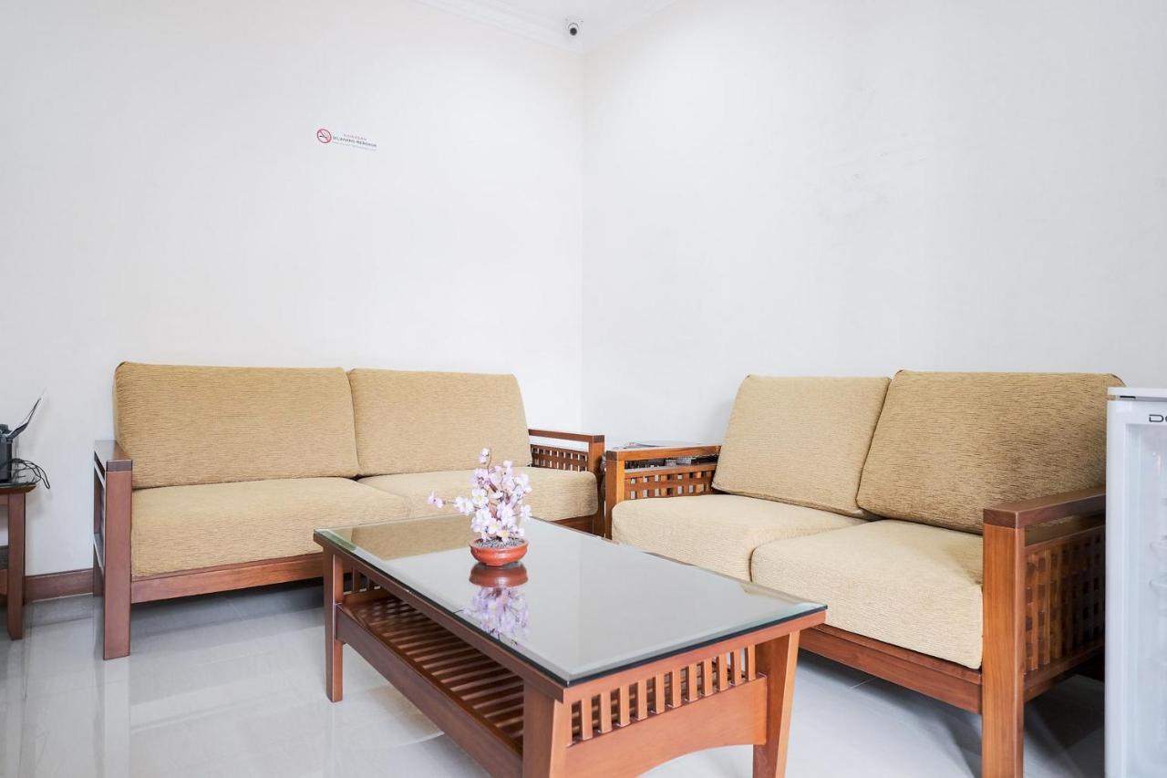 Wisma Delapan Mitra Reddoorz Jakarta Exterior foto