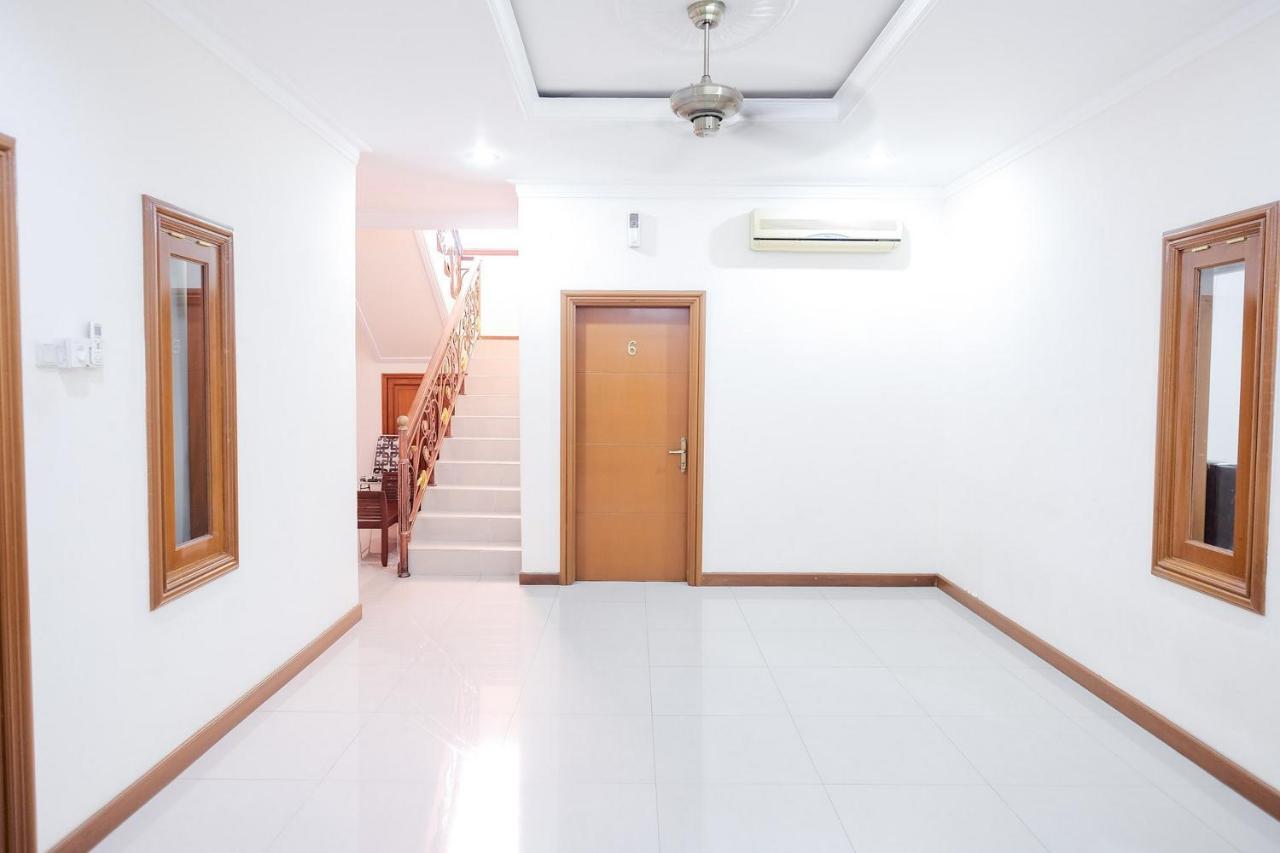Wisma Delapan Mitra Reddoorz Jakarta Exterior foto