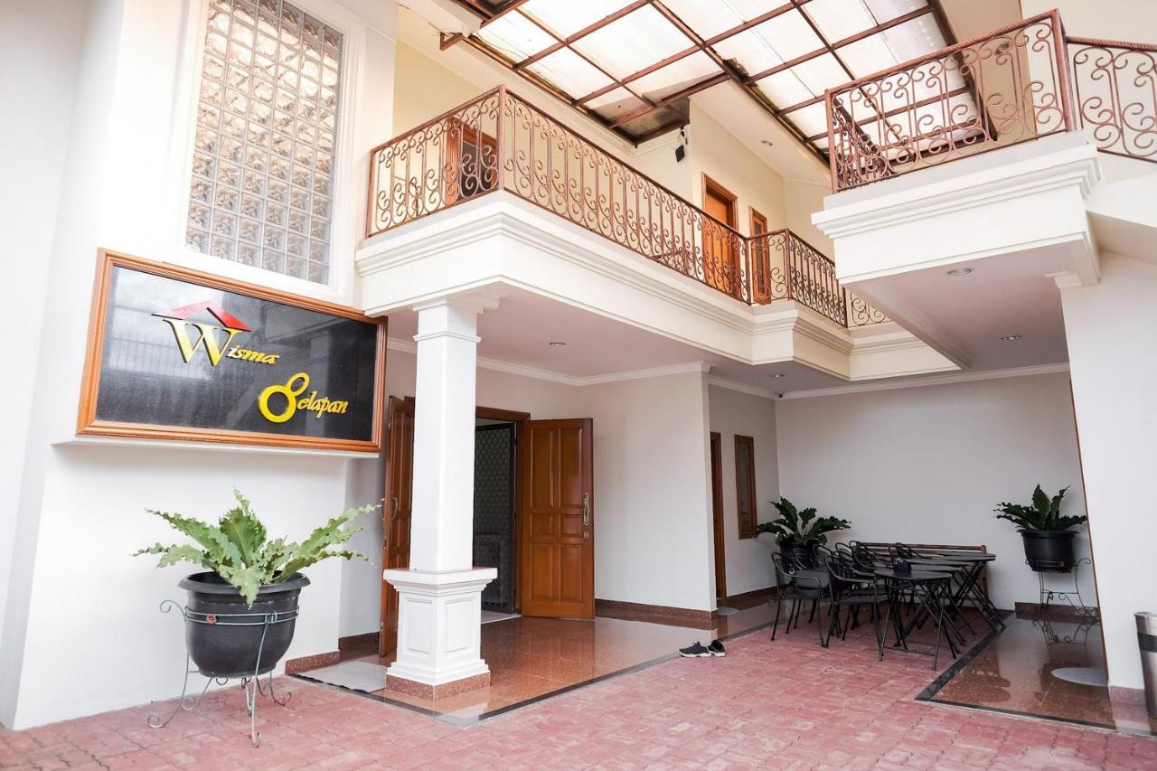 Wisma Delapan Mitra Reddoorz Jakarta Exterior foto