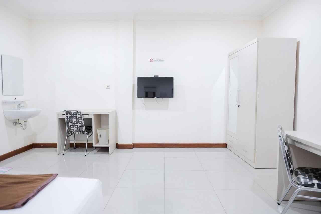 Wisma Delapan Mitra Reddoorz Jakarta Exterior foto