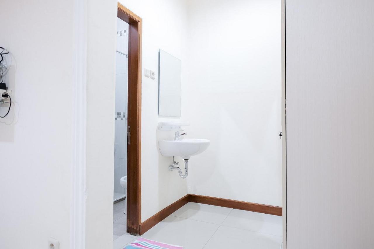 Wisma Delapan Mitra Reddoorz Jakarta Exterior foto