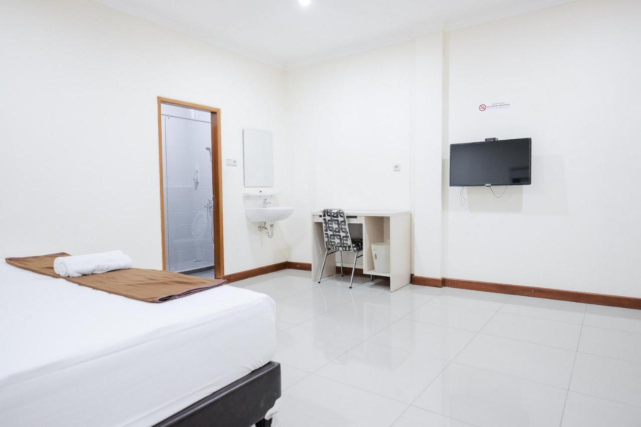 Wisma Delapan Mitra Reddoorz Jakarta Exterior foto