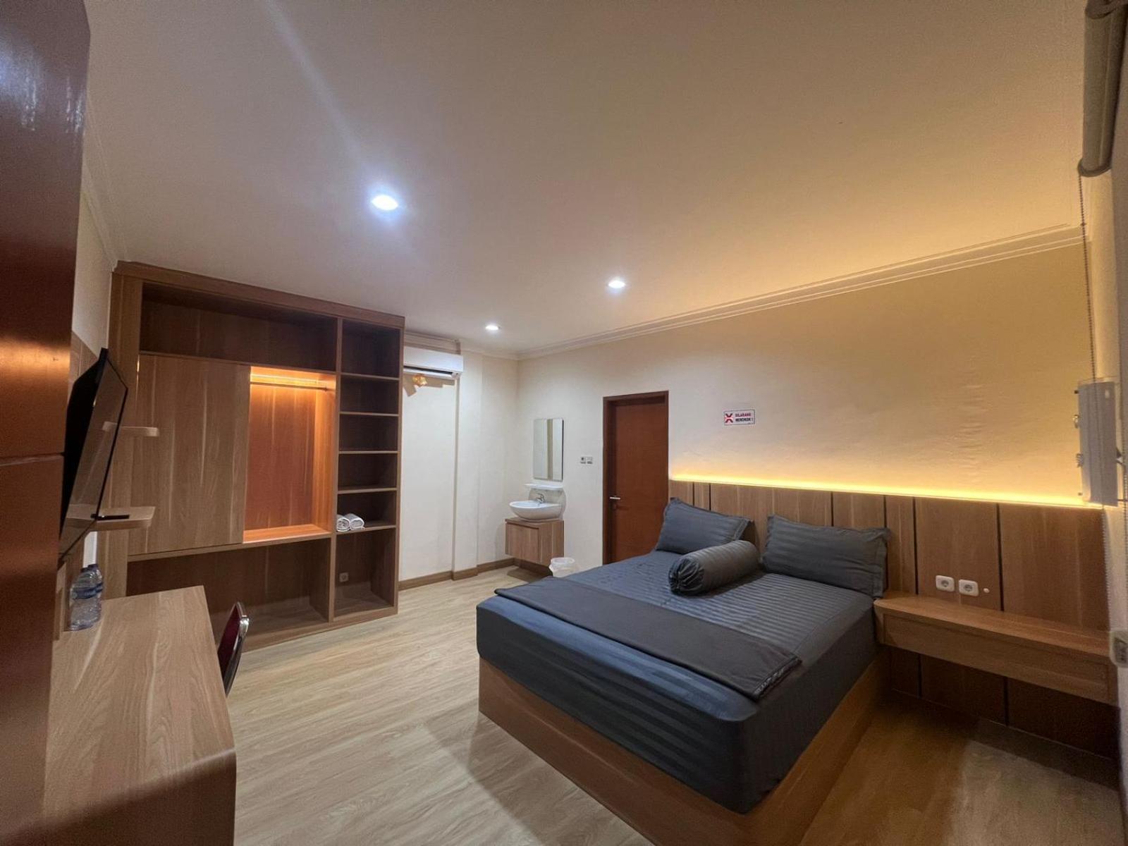 Wisma Delapan Mitra Reddoorz Jakarta Exterior foto